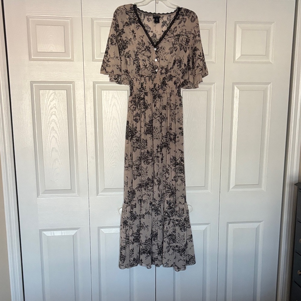 Chic Floral Maxi Dress in Beige and Black